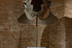 Gladiatori_Mostra-Colosseo_Elmo-militare-della-Legio-XXX-Ulpia-Victrix_copia-dal-Rheinisches-Landesmuseum-di-Bonn-Parco-archeologico-del-Colosseo-scaled