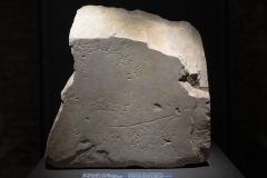 Gladiatori_Mostra-Colosseo_Gradino-della-cavea-del-Colosseo-con-graffito-con-combattimento-tra-un-Retiarius-e-un-Secutor-Parco-archeologico-del-Colosseo-scaled
