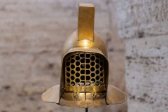 Gladiatori_Mostra-Colosseo_Elmo-di-gladiatore-Murmillo_copia-da-Antikensammlung-Berlino-Parco-archeologico-del-Colosseo-scaled
