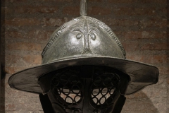 Gladiatori_Mostra-Colosseo_Elmo-di-gladiatore-Thraex-Hoplomachus-con-palma_da-Pompei-Museo-Archeologico-Nazionale-di-Napoli-Parco-archeologico-del-Colosseo-scaled